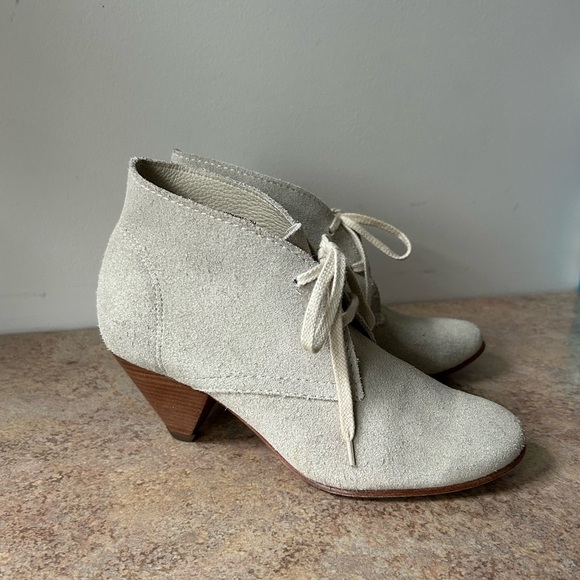 L.L. Bean women’s leather heeled tie bootie made in Brazil size 7M - Picture 6 of 10